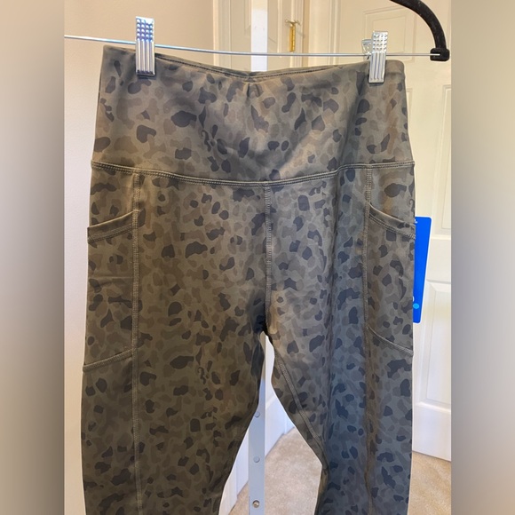 A Core Camouflage Olive Green Leopard Print Leggings Size M Brand New - Picture 3 of 9